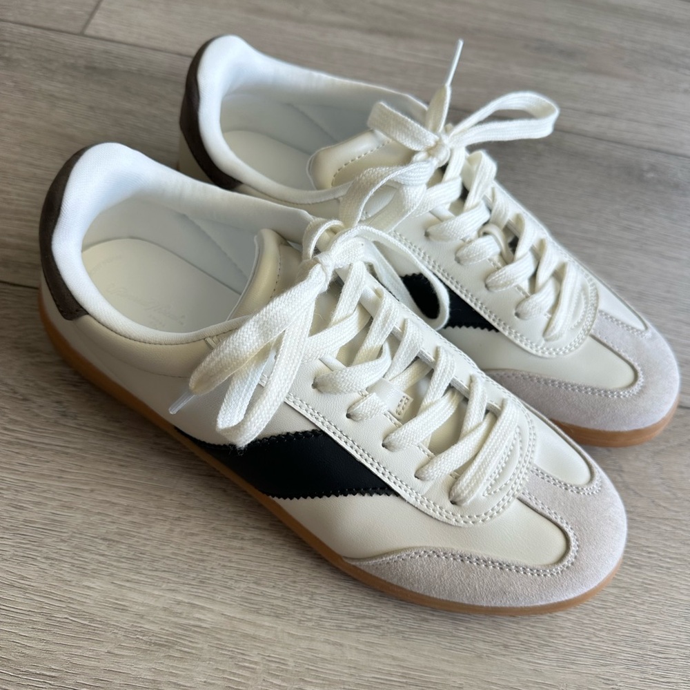 Universal Thread Women’s Spencer Sneaker with Memory Foam- “Like New!”